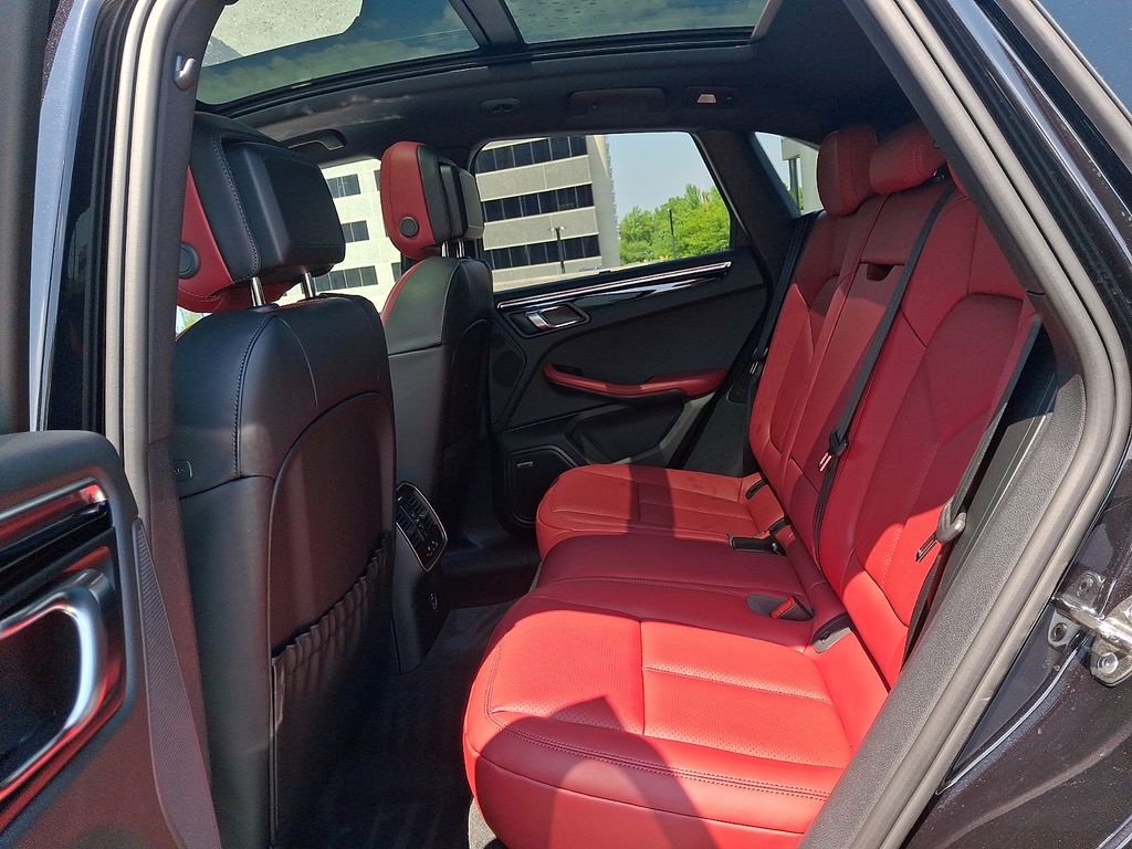 Thumbnail: 2026 Porsche Macan - 12