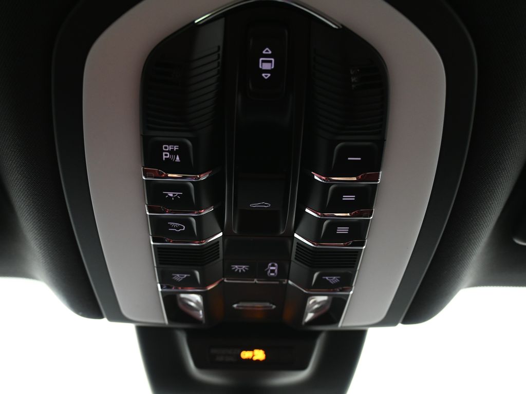 Thumbnail: 2025 Porsche Macan - 21