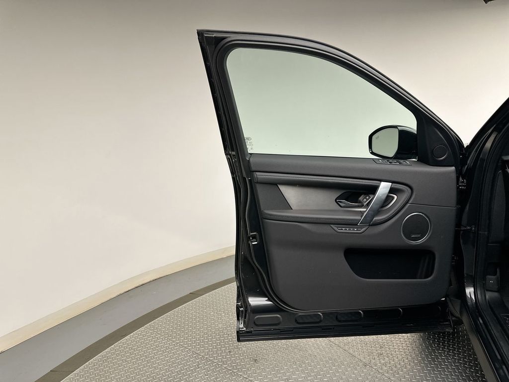Thumbnail: 2026 Land Rover Discovery Sport - 9