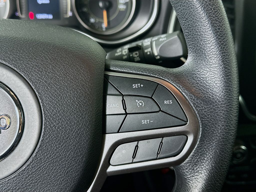 Used 2019 Red Jeep Latitude image 27