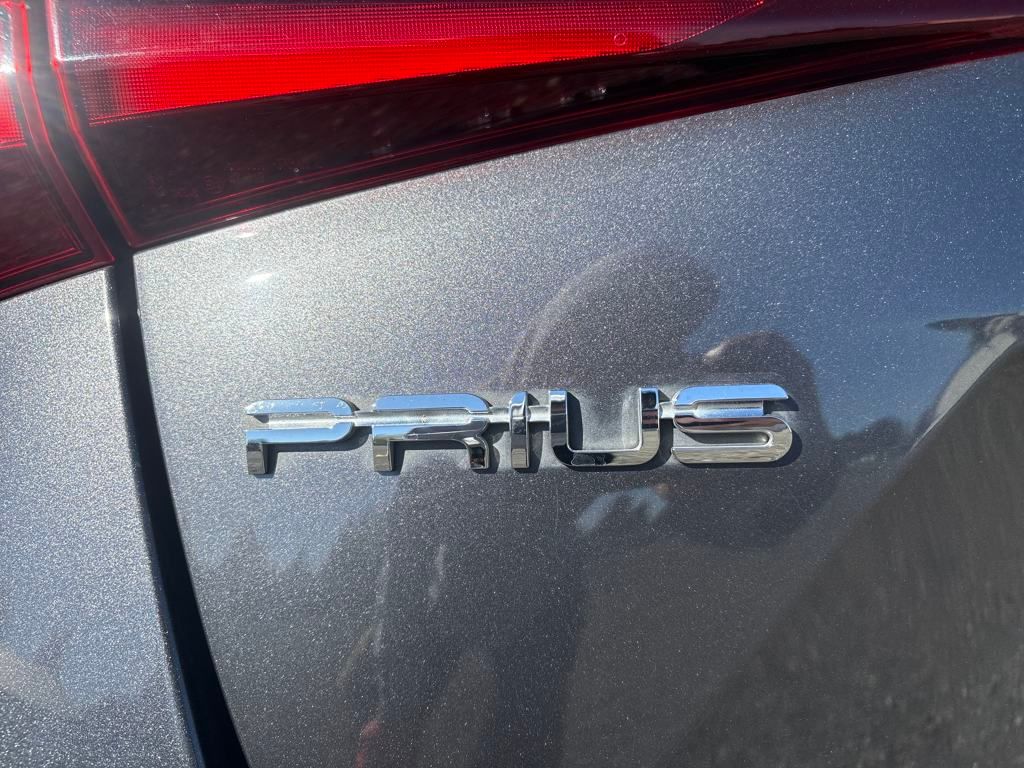 2022 Magnetic Gray Metallic Toyota Prius L FWD Hatchback