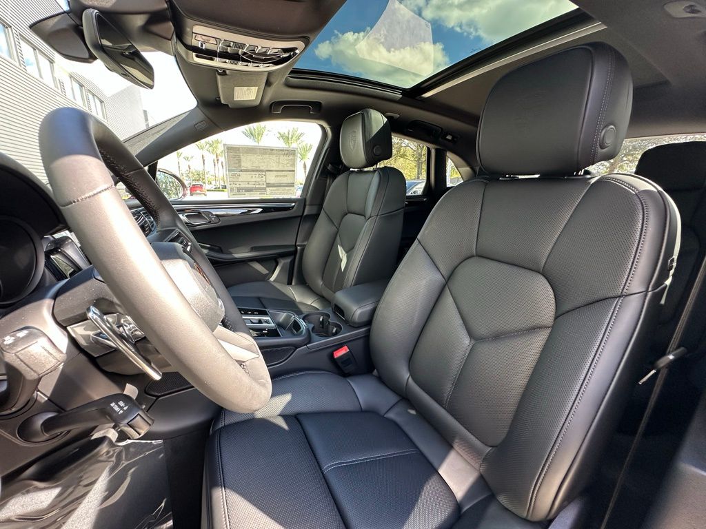 Thumbnail: 2026 Porsche Macan - 5