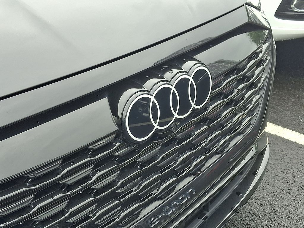 Thumbnail: 2024 Audi Q8 e-tron - 3