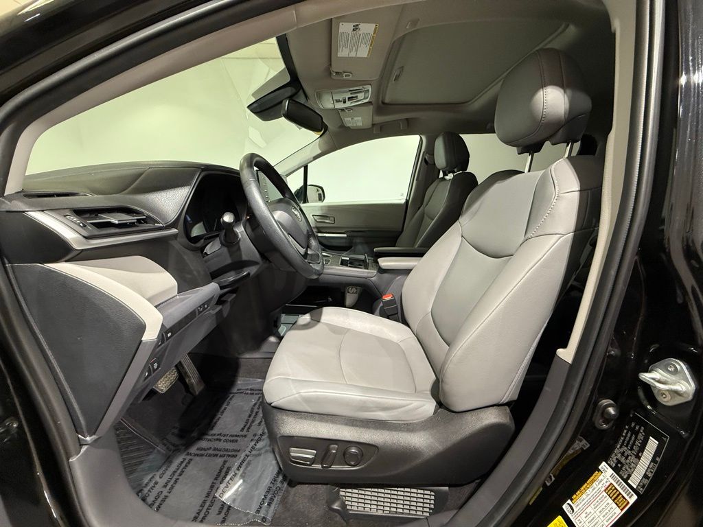 Thumbnail: 2022 Toyota Sienna - 13