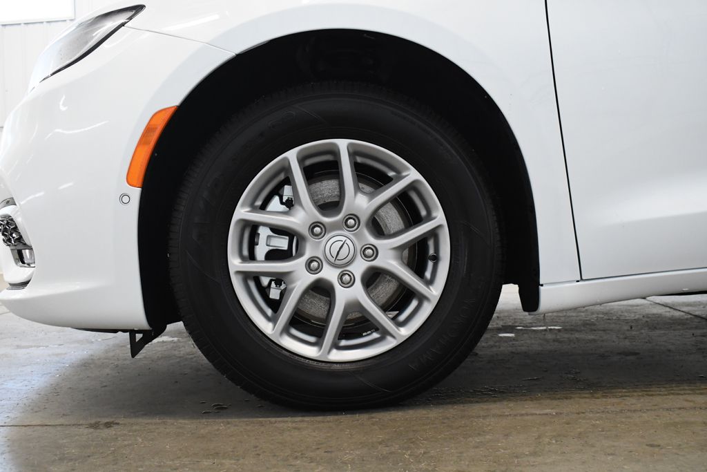 Used 2026 White Chrysler Select image 4