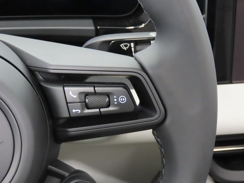 Thumbnail: 2025 Porsche Macan - 22