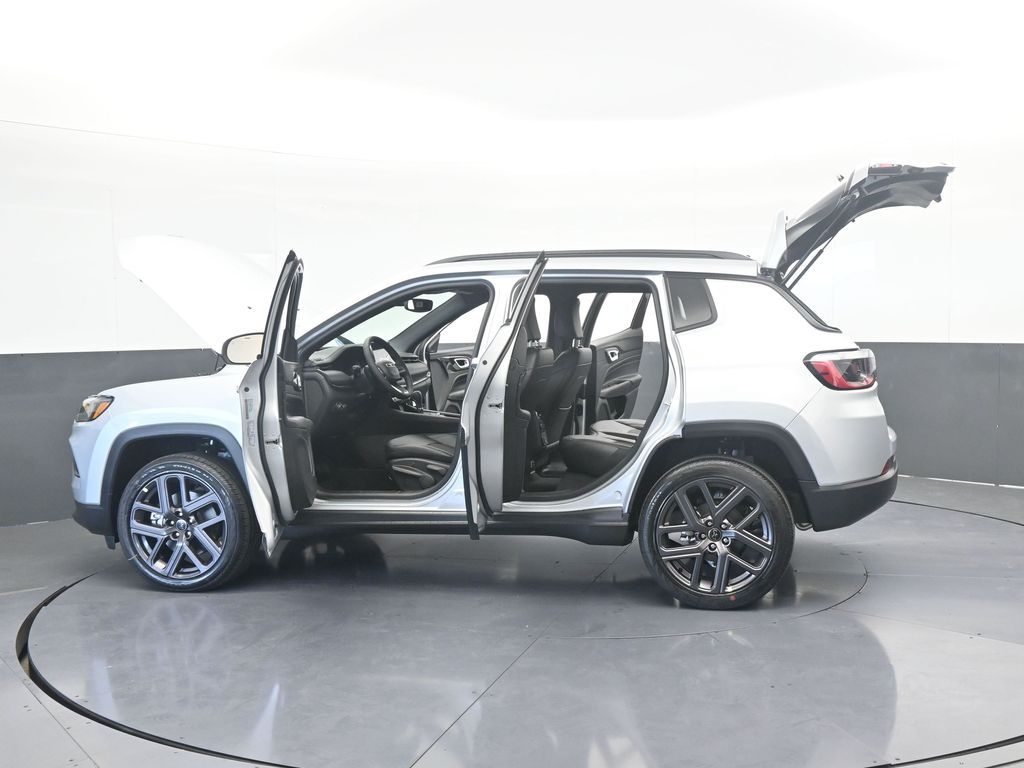 New 2026 silver zynith metallic clearcoat Jeep Latitude image 69