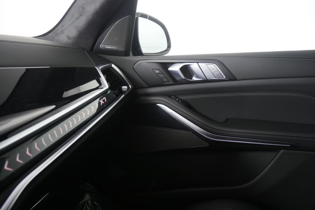 Thumbnail: 2027 BMW X7 - 24