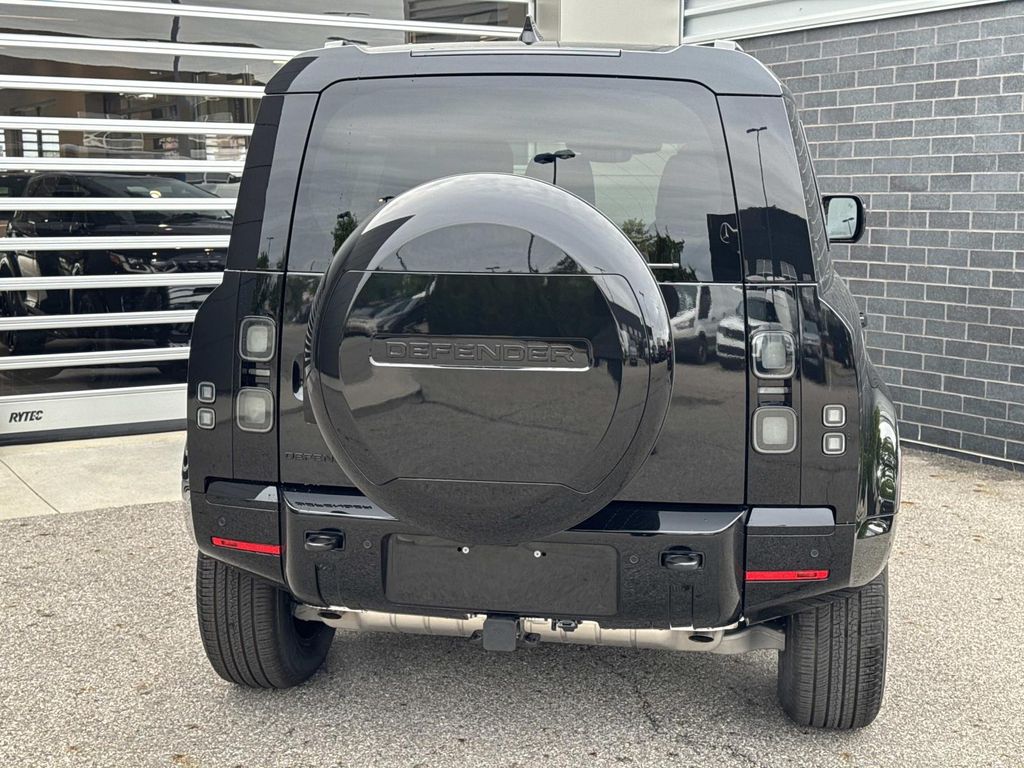 New 2026 Black Land Rover X-Dynamic SE image 5