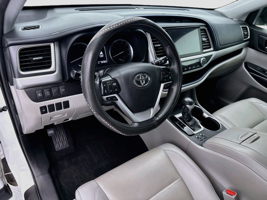 Thumbnail: 2019 Toyota Highlander - 9