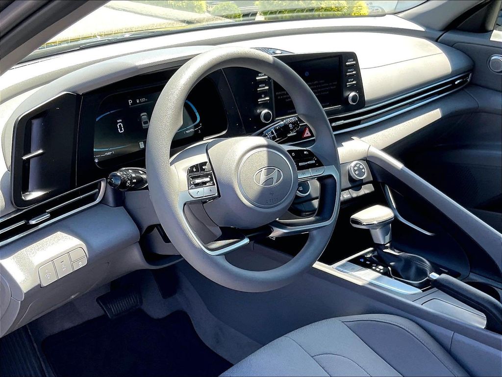 2025 Hyundai Elantra — photo 8