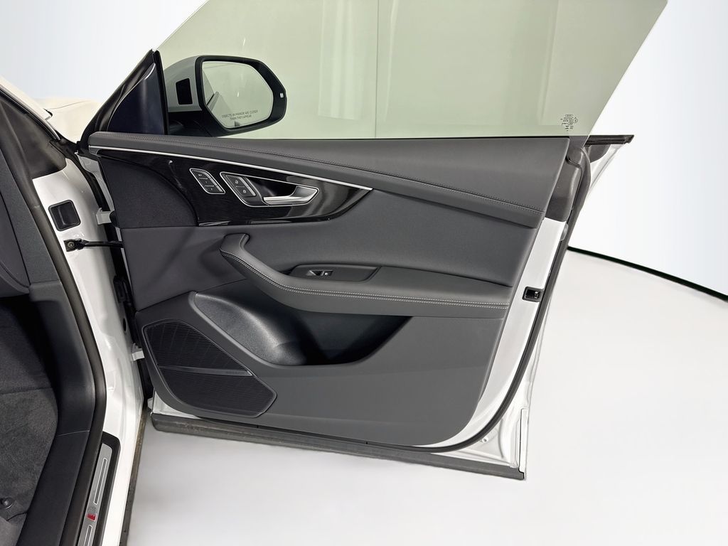 Thumbnail: 2026 Audi Q8 - 27