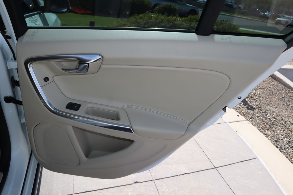 2015 Volvo V60 T5 26
