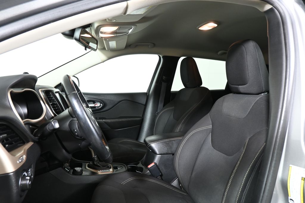 Thumbnail: 2016 Jeep Cherokee - 15