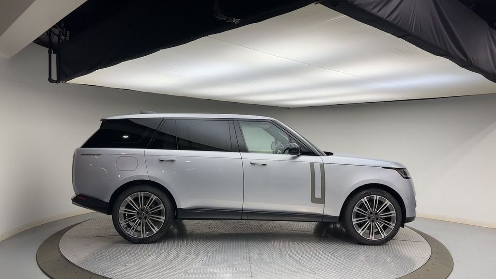 2025 Land Rover Range Rover SE 9