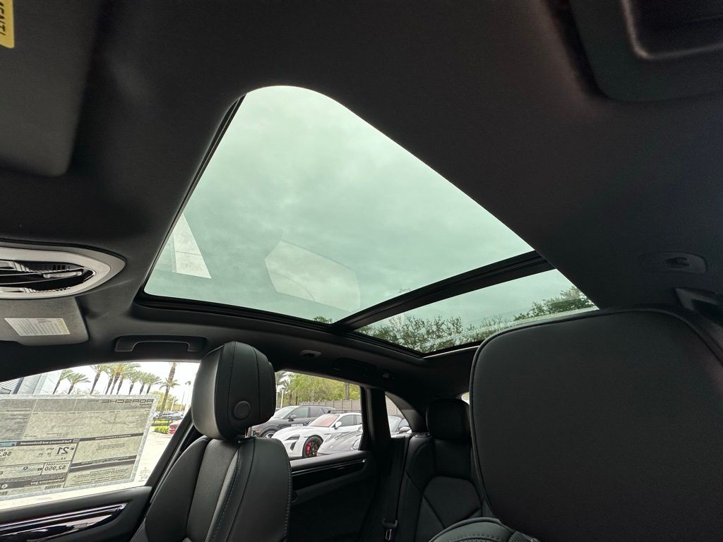 Thumbnail: 2026 Porsche Macan - 23