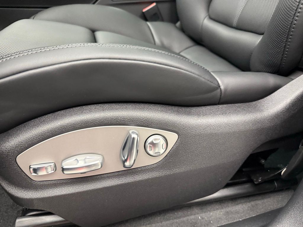 Thumbnail: 2026 Porsche Macan - 22