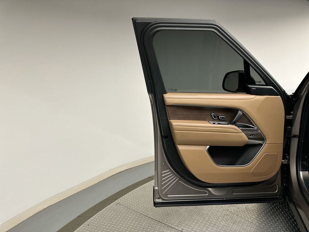 Thumbnail: 2023 Land Rover Range Rover - 9