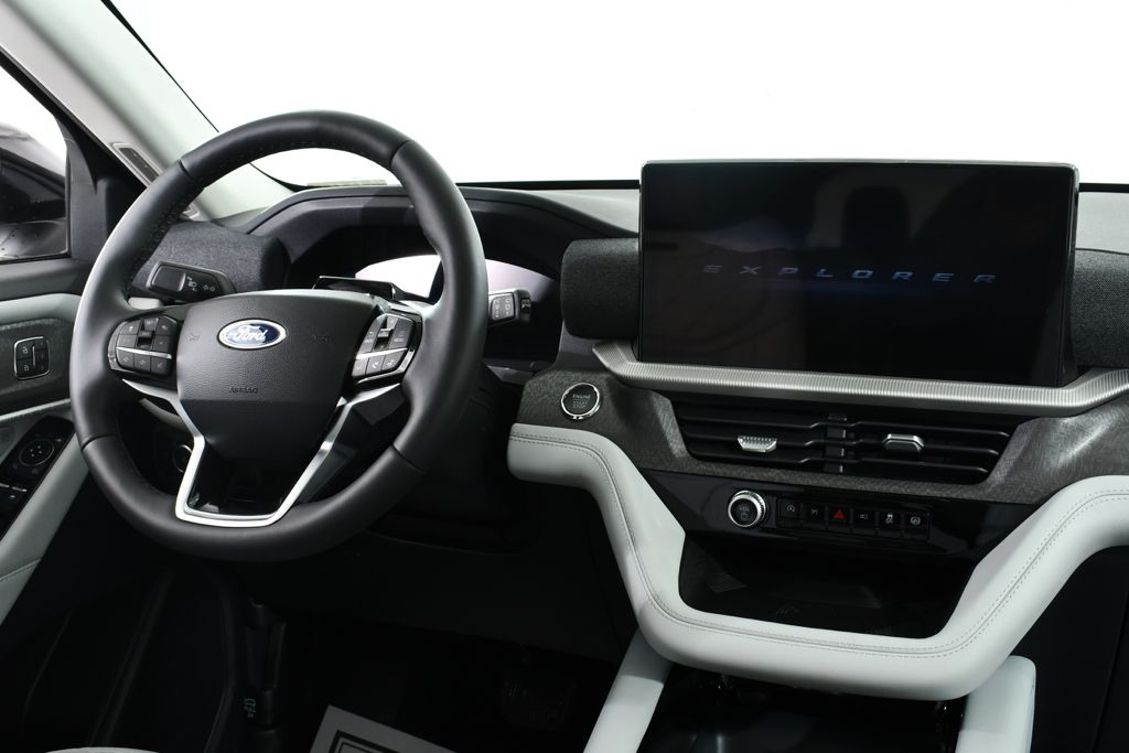 New 2026 White Ford Platinum image 8