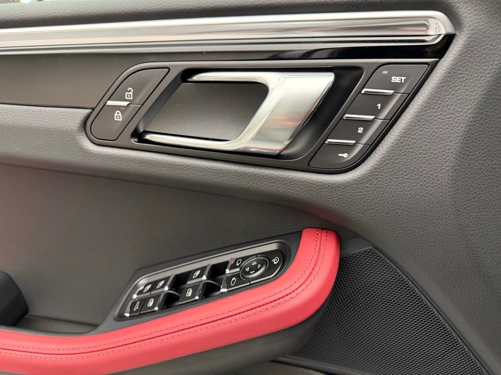 Thumbnail: 2026 Porsche Macan - 20