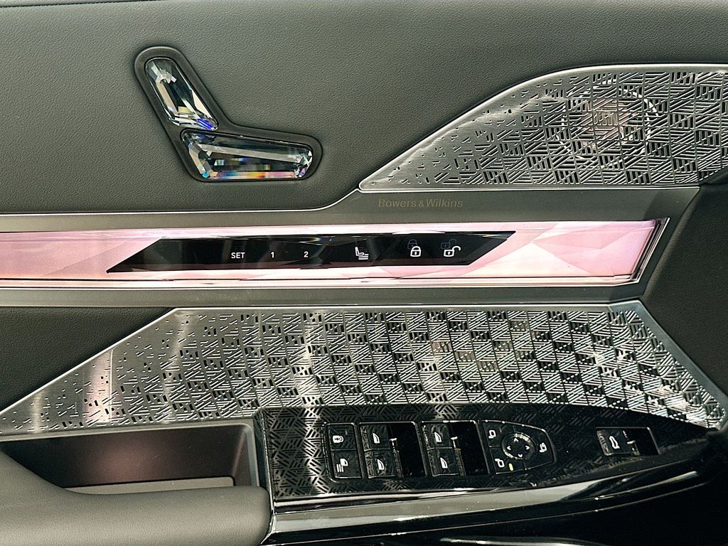 New 2026 Black BMW M70 image 16
