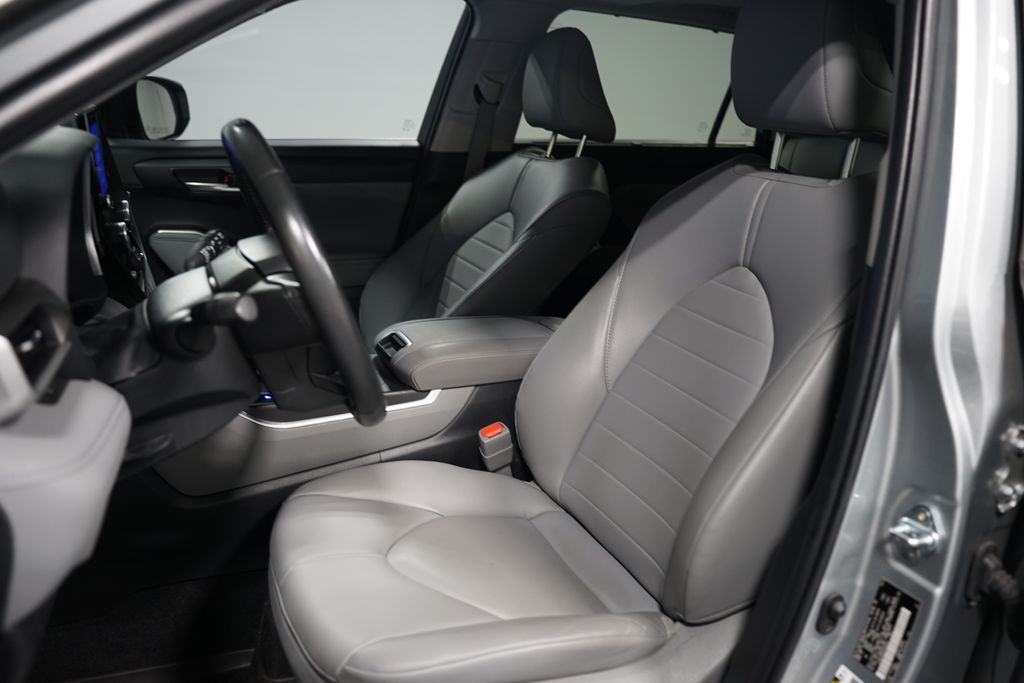 Thumbnail: 2023 Toyota Highlander - 6