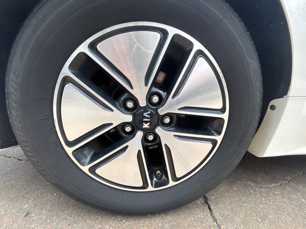 Used 2013 White Kia LX image 25