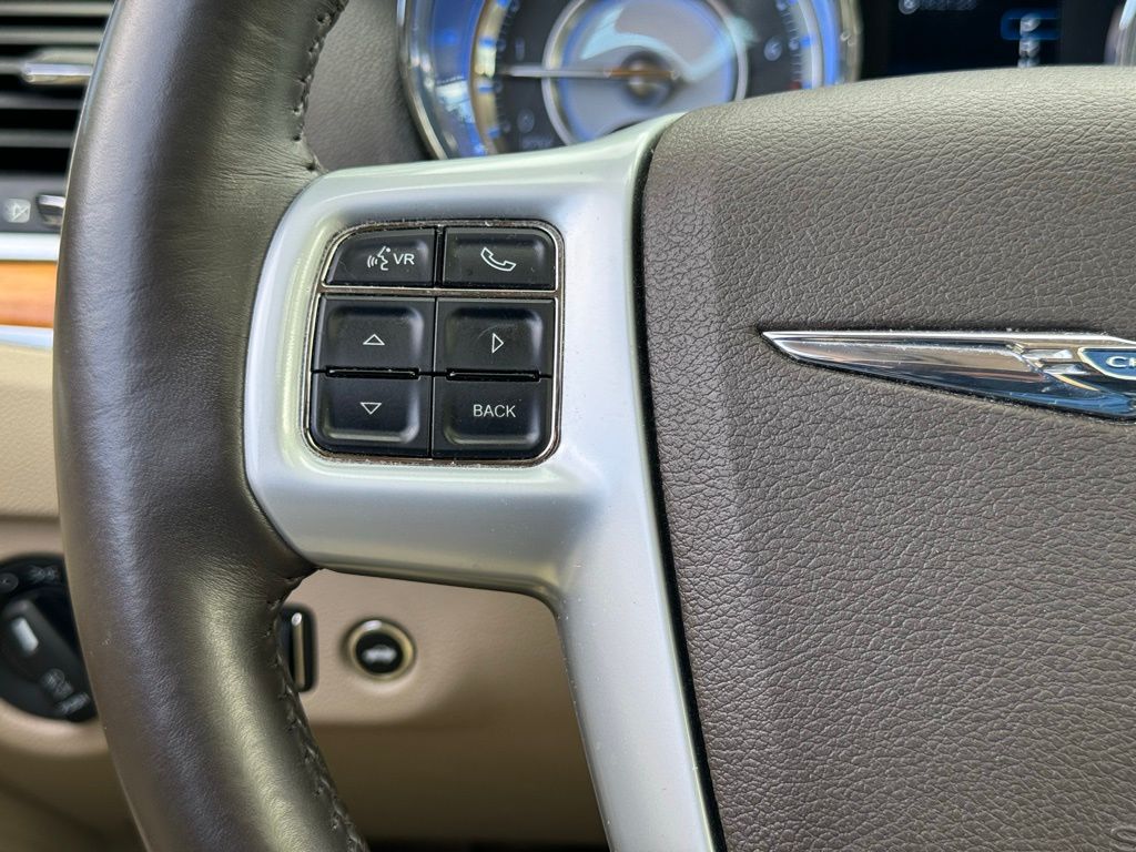 2014 Chrysler 300C Base 30