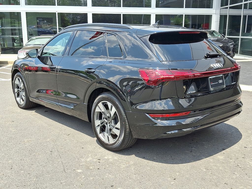 Thumbnail: 2022 Audi e-tron - 6