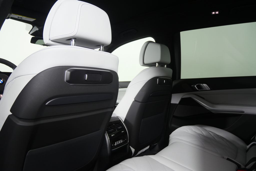 Thumbnail: 2027 BMW X7 - 18