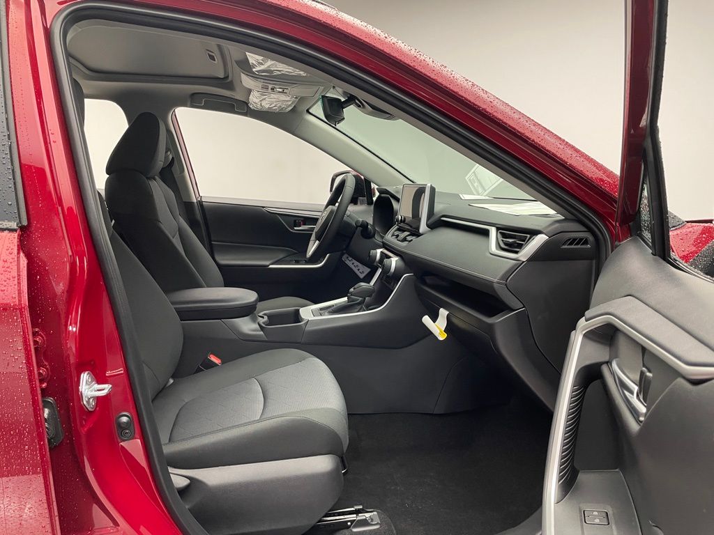 2025 Toyota RAV4 XLE 17