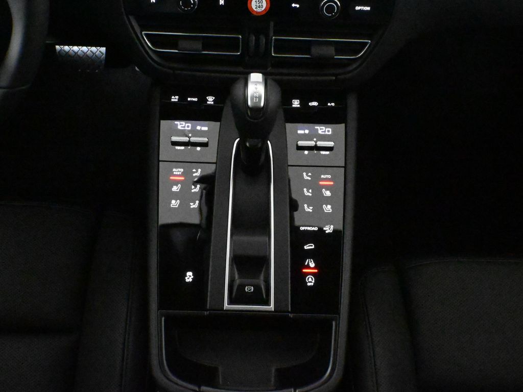 Thumbnail: 2026 Porsche Macan - 24