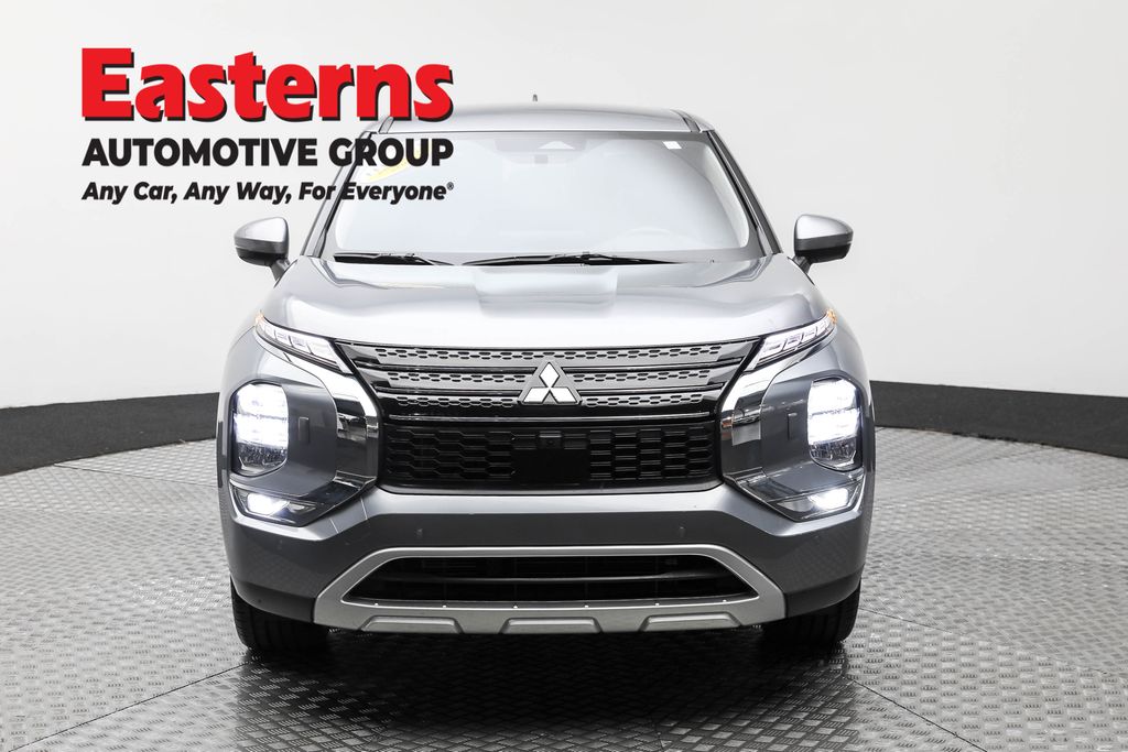 Used 2023 Silver Mitsubishi SE image 2
