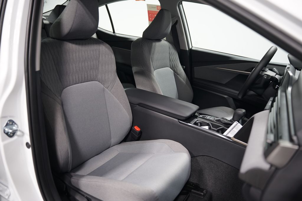 2025 Toyota Camry LE 28