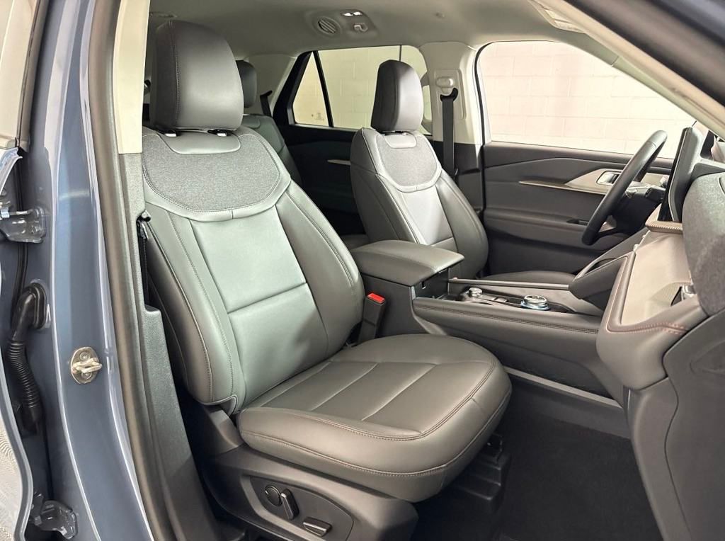 2025 Ford Explorer photo 17