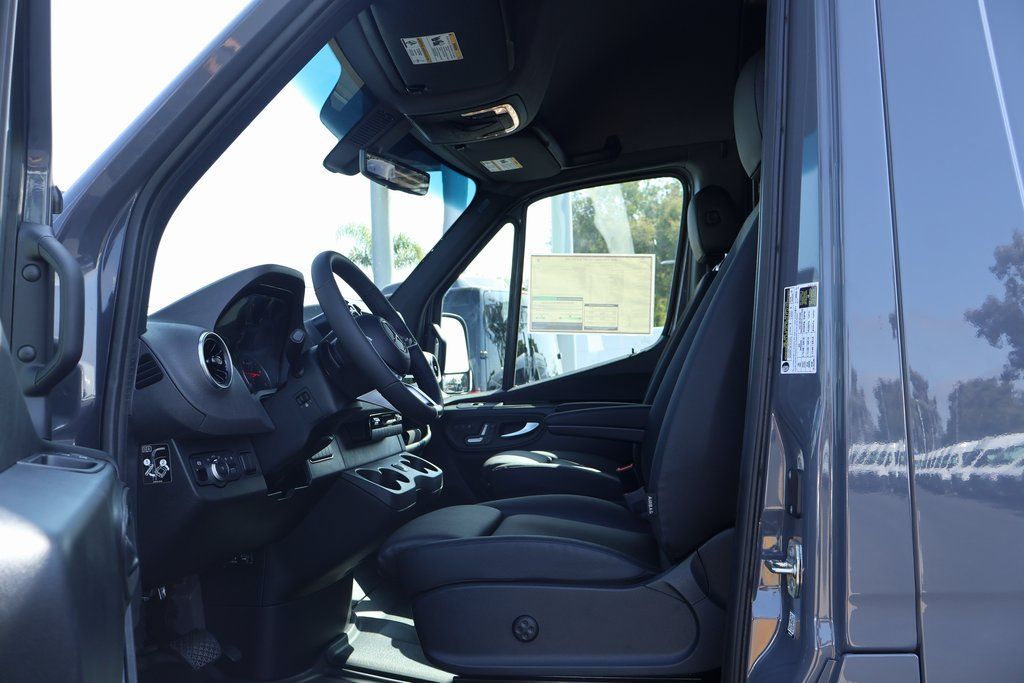 Thumbnail: 2025 Mercedes-Benz Sprinter - 7