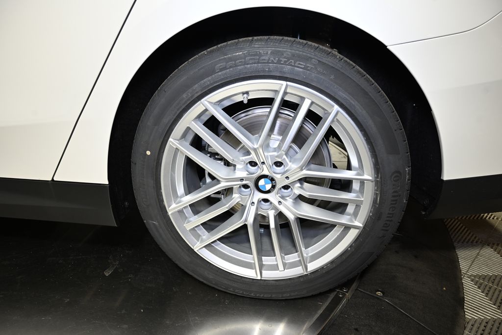 Thumbnail: 2025 BMW 5 Series - 12