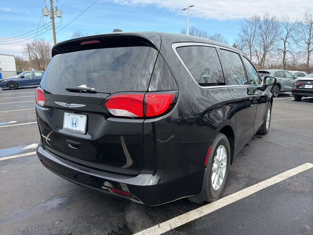 Thumbnail: 2017 Chrysler Pacifica - 5