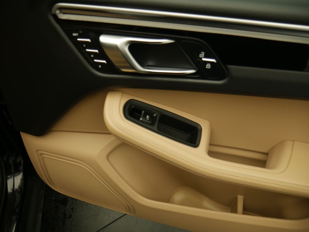 Thumbnail: 2023 Porsche Macan - 24