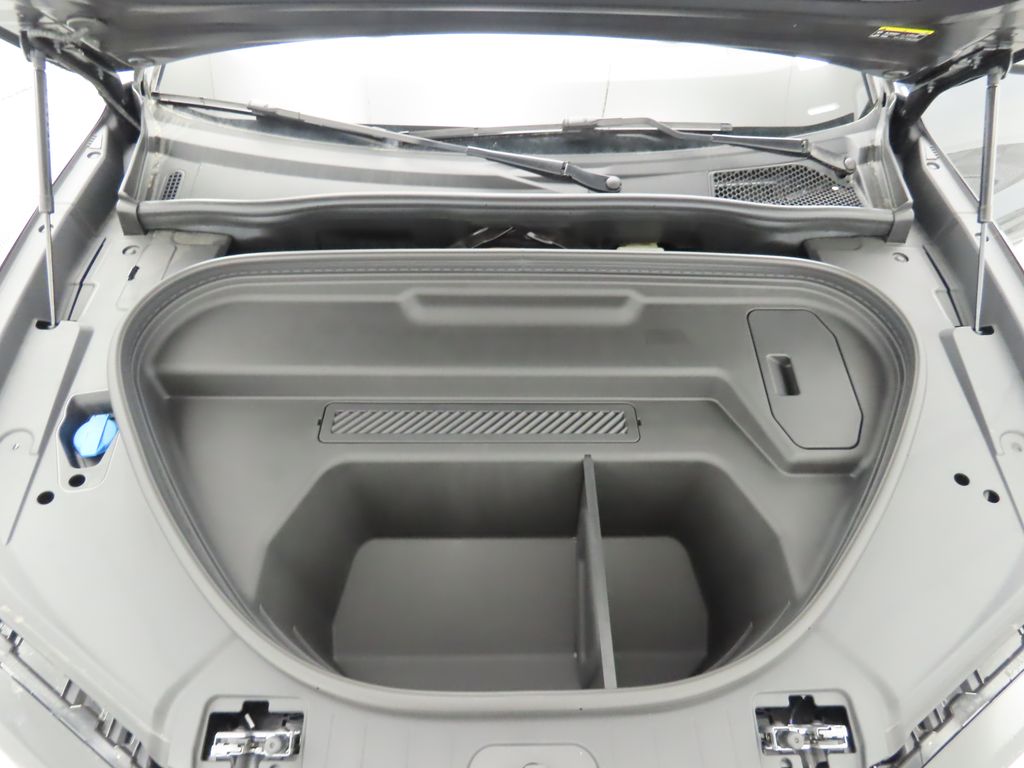 Thumbnail: 2025 Audi Q6 e-tron - 31