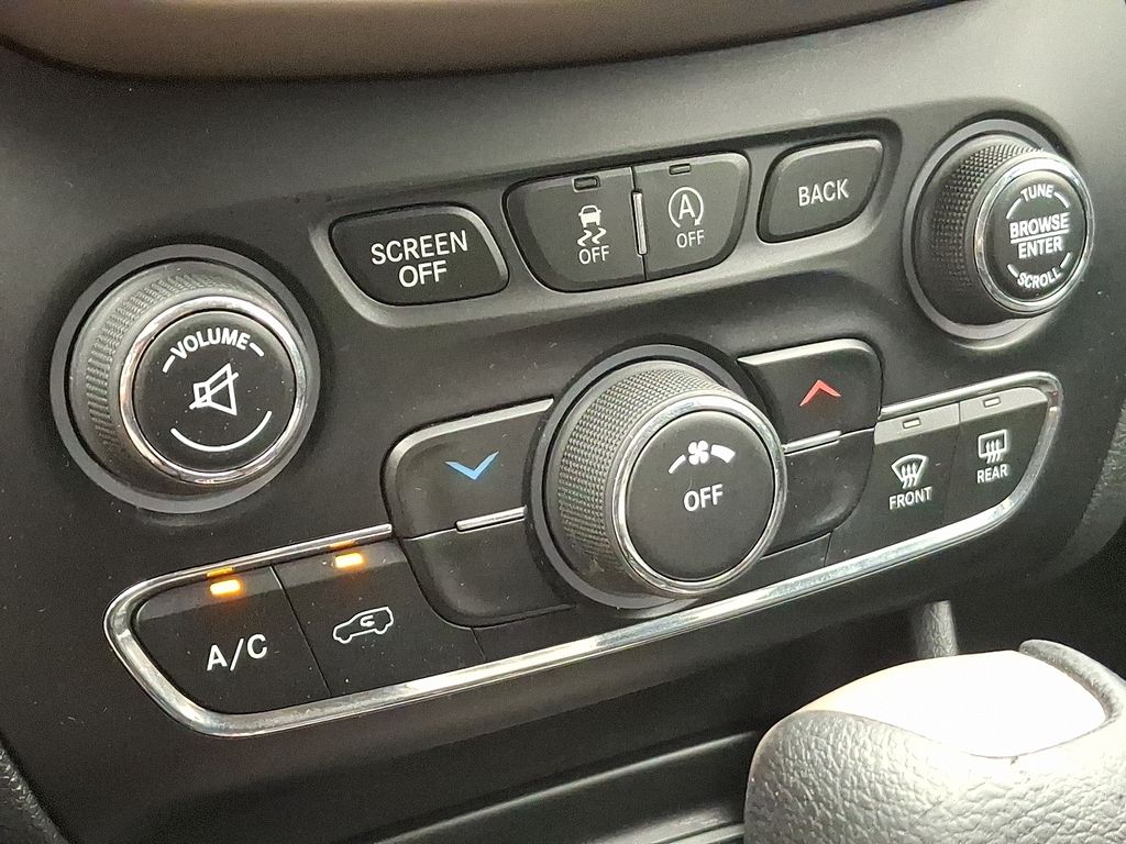Thumbnail: 2015 Jeep Cherokee - 14