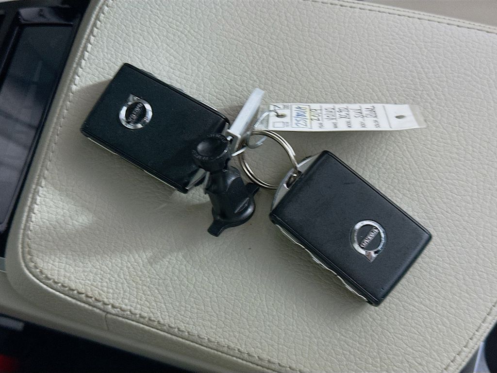 Used 2019 Blue Volvo T6 Momentum image 36