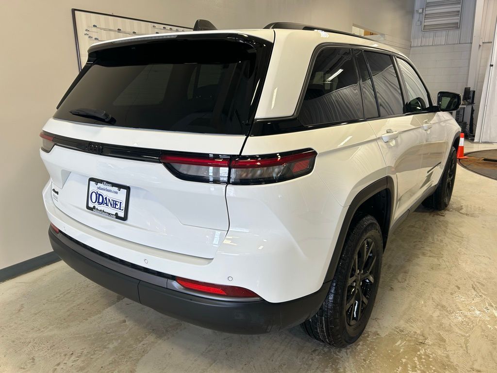 new 2026 Jeep Grand Cherokee car, priced at $42,499