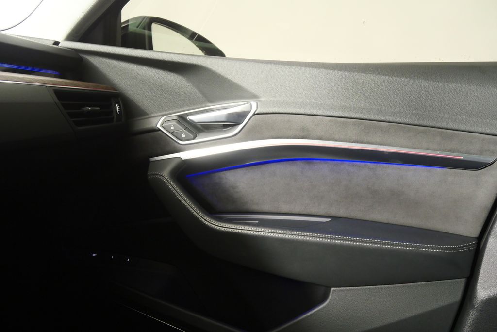 Thumbnail: 2019 Audi e-tron - 30