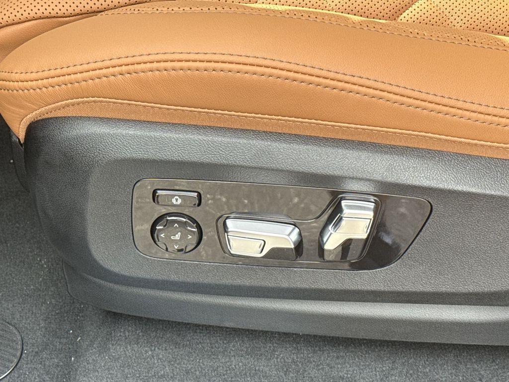 Thumbnail: 2027 BMW X7 - 12