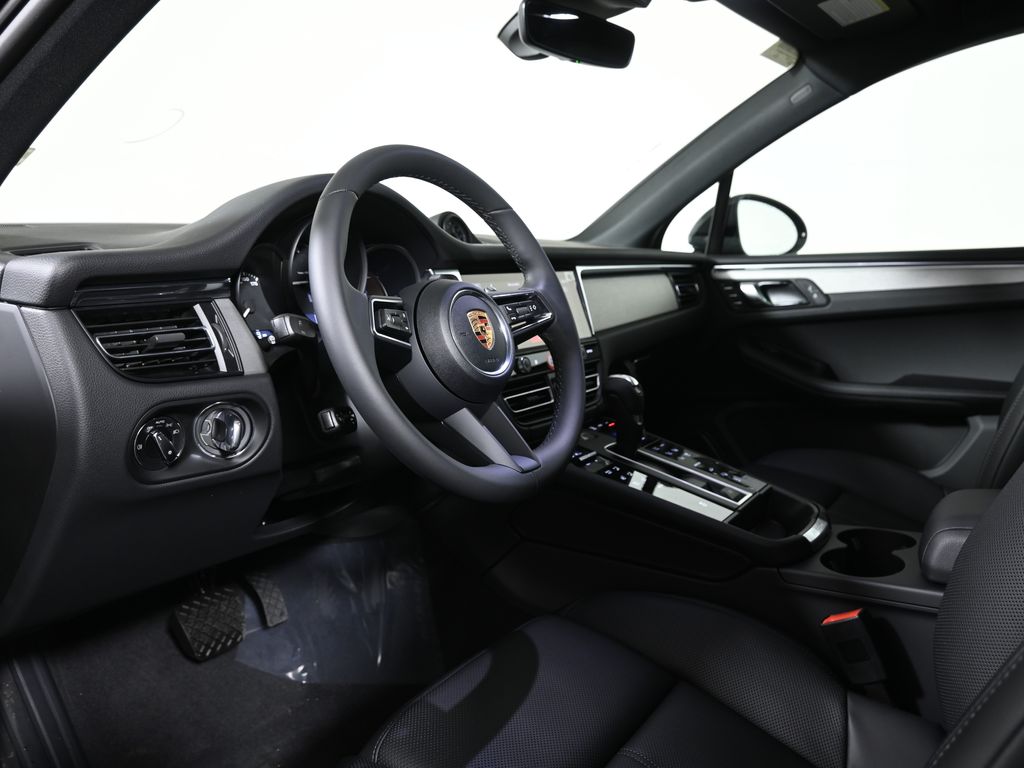 Thumbnail: 2026 Porsche Macan - 4