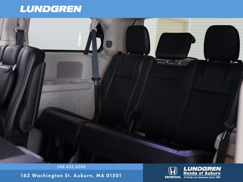 2016 Chrysler Town & Country Touring 11