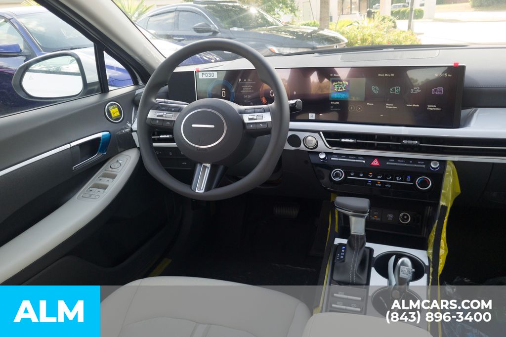 Used 2025 White Hyundai SE image 20