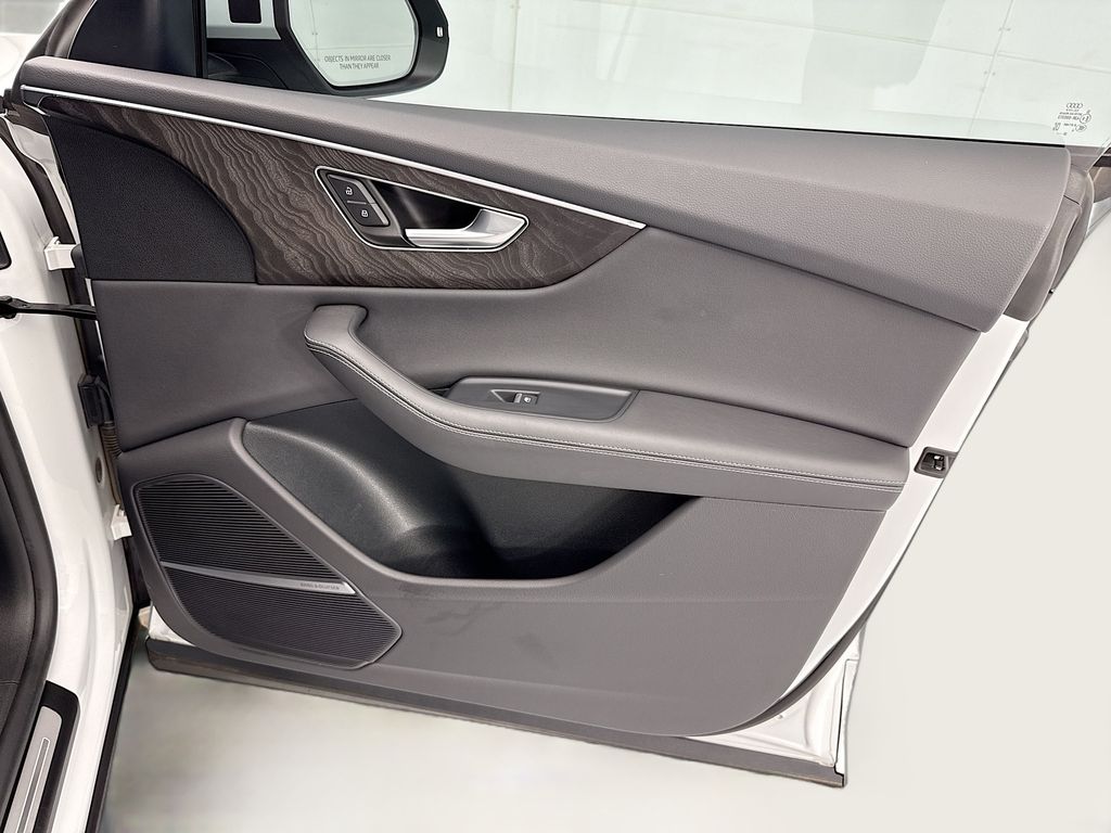 Thumbnail: 2023 Audi Q8 - 24