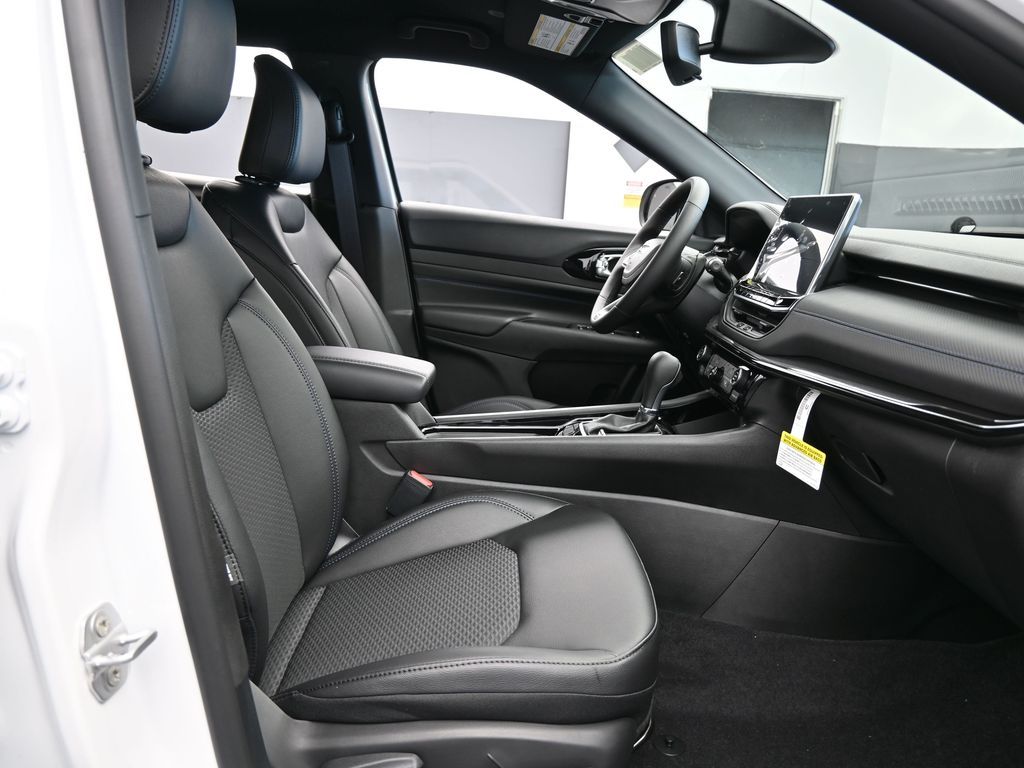 New 2026 Bright White Clearcoat Jeep Latitude image 39